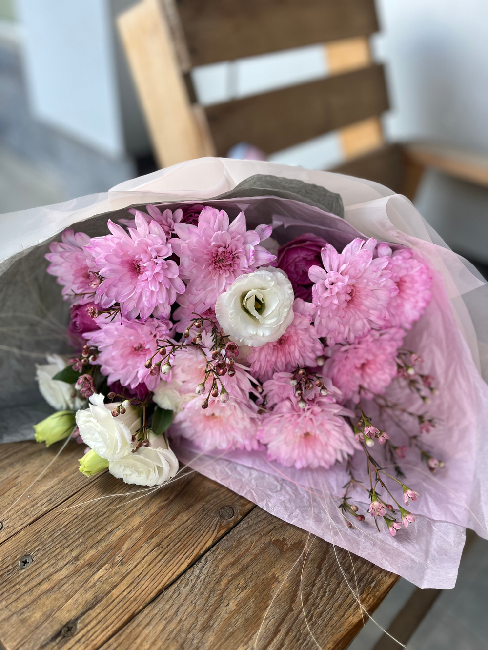 Букет с эустомой и хамелациумом