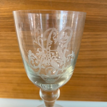 Бокал на ножке с узором в винтажном стиле
