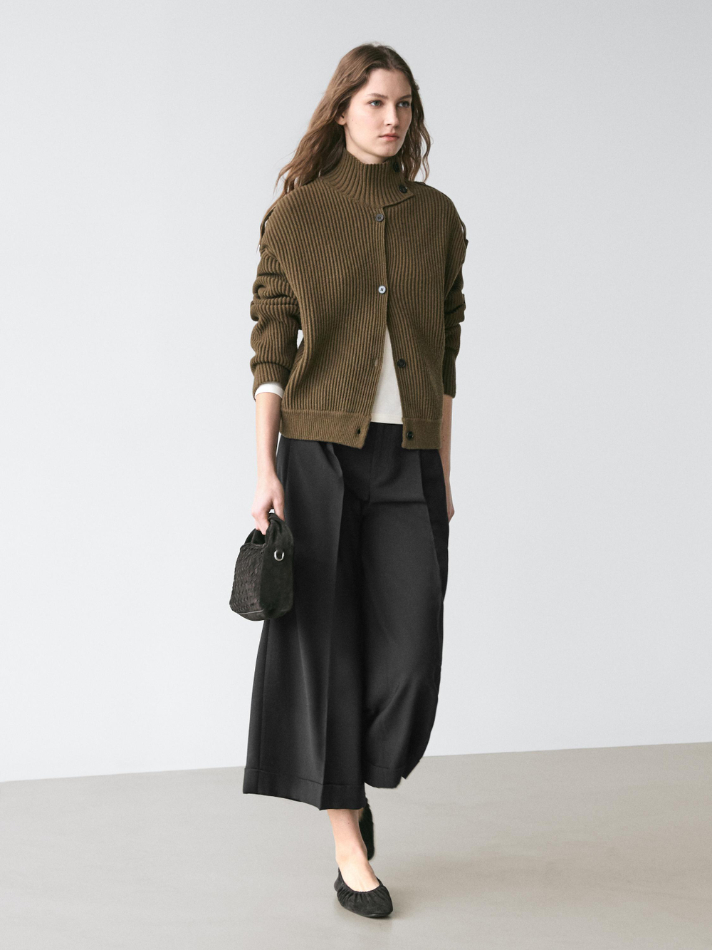 Massimo Dutti Свободные брюки с вытачками, черный