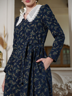 Платье с кружевным воротником