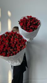 Букет моно из кустовых роз 15 шт в красном оттенке