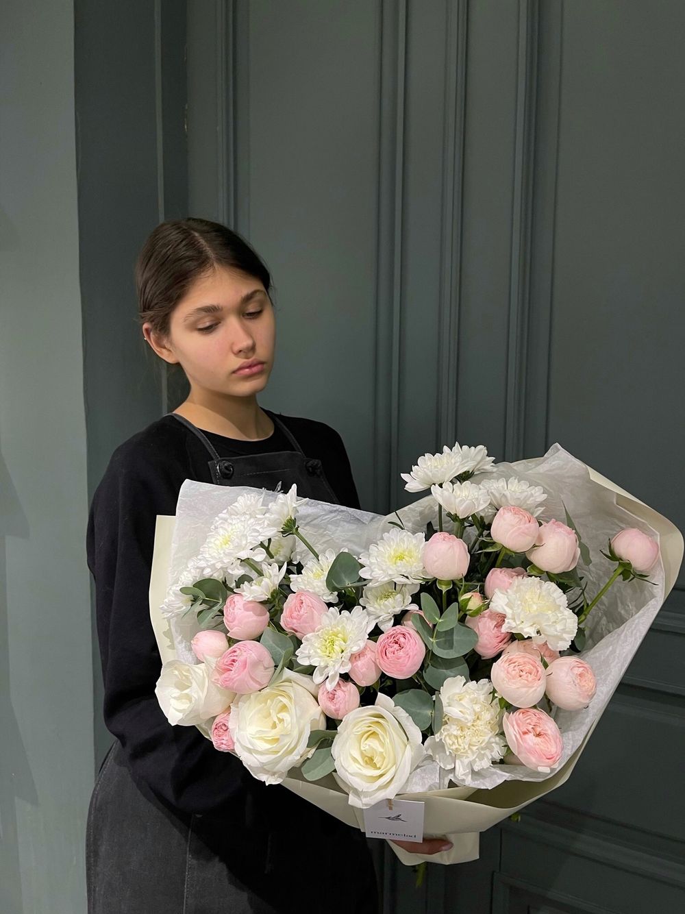 Сборный букет раскидистой формы из кустовой пионовидной розы, хризантемы, диантусов и эвкалипта