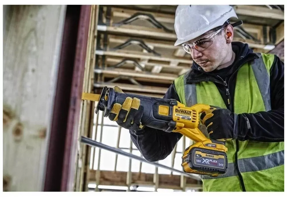 Сабельная пила DeWALT DCS389N-XJ