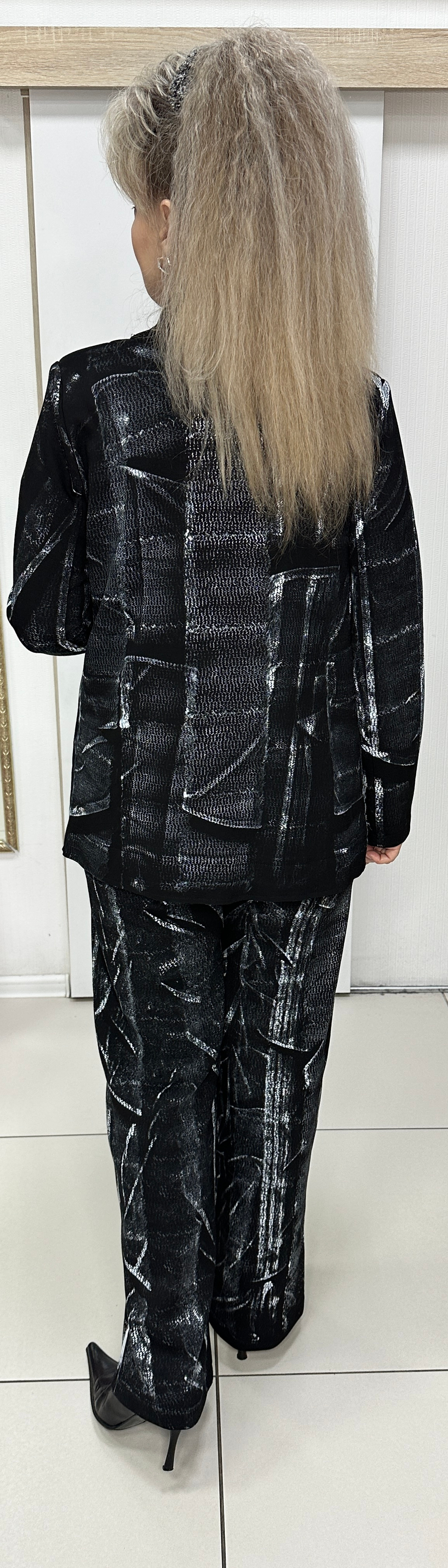 Черно-белый трикотажный костюм