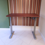 Регулируемый компьютерный стол Motor UP с регулировкой по высоте — столешница МДФ американский орех