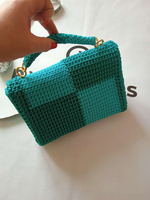 Сумка вязанная с одним отделением на подкладе.