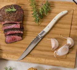 Нож для стейка 22,5 см с белой пластиковой ручкой