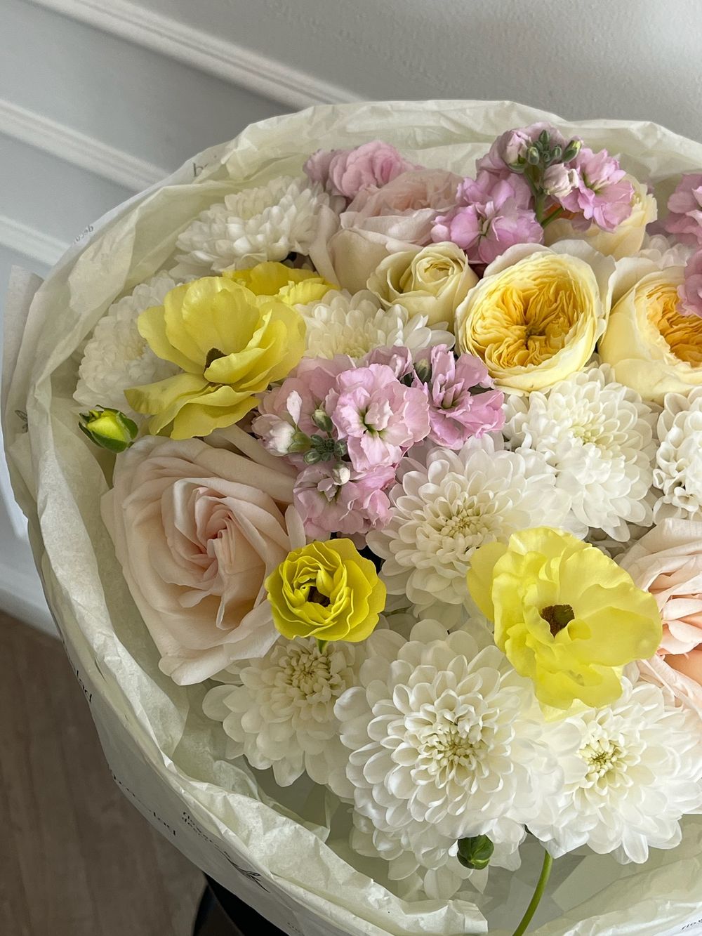 Букет сборный из кустовых пионовидных роз, маттиолы, садовых ранункулюсов и хризантемы