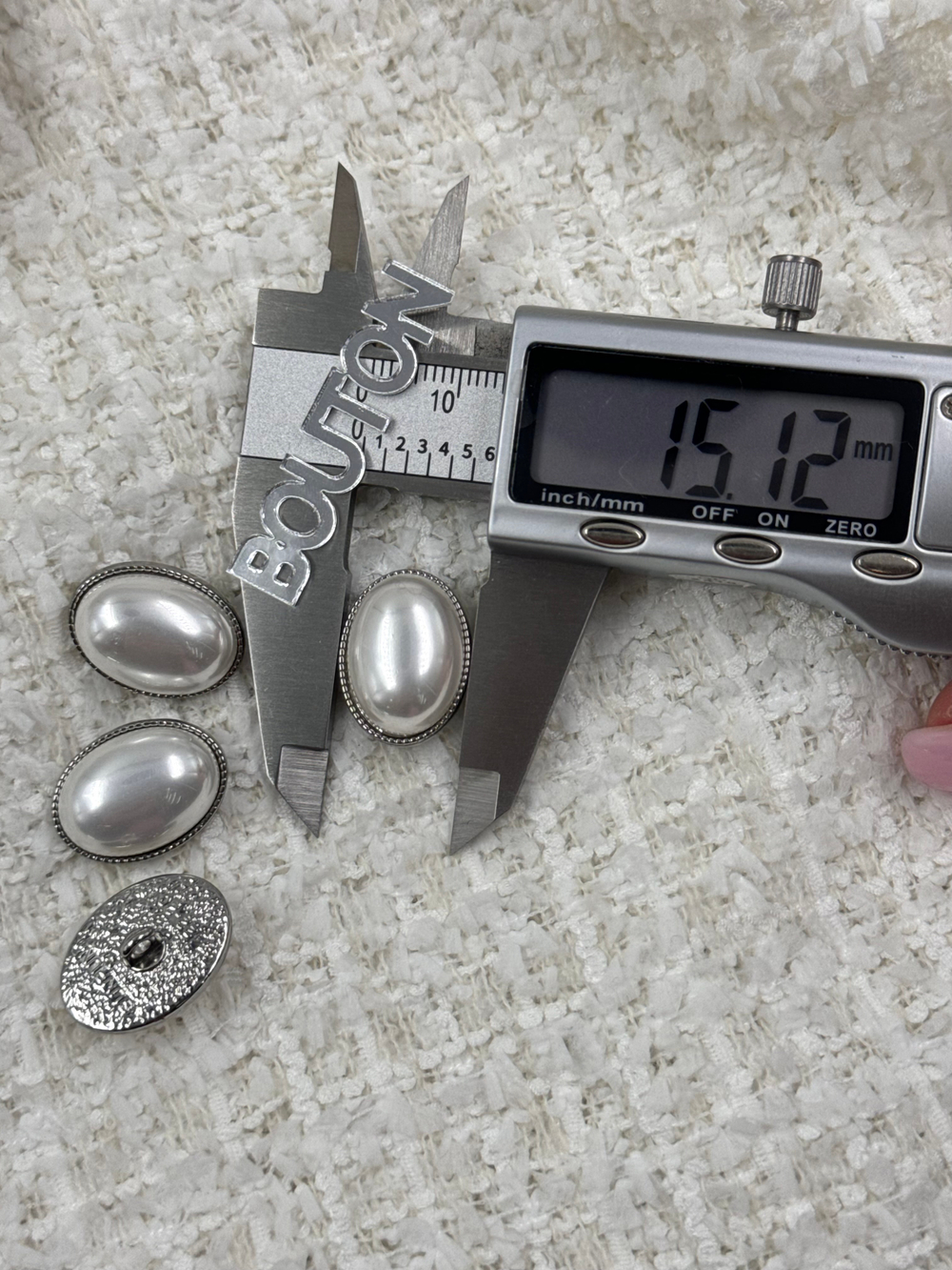 Пуговицы серебристые овальные с крупной жемчужиной