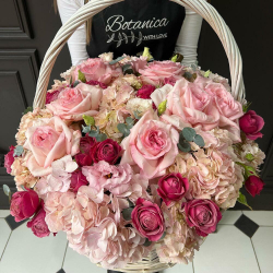 Большая корзина с цветами