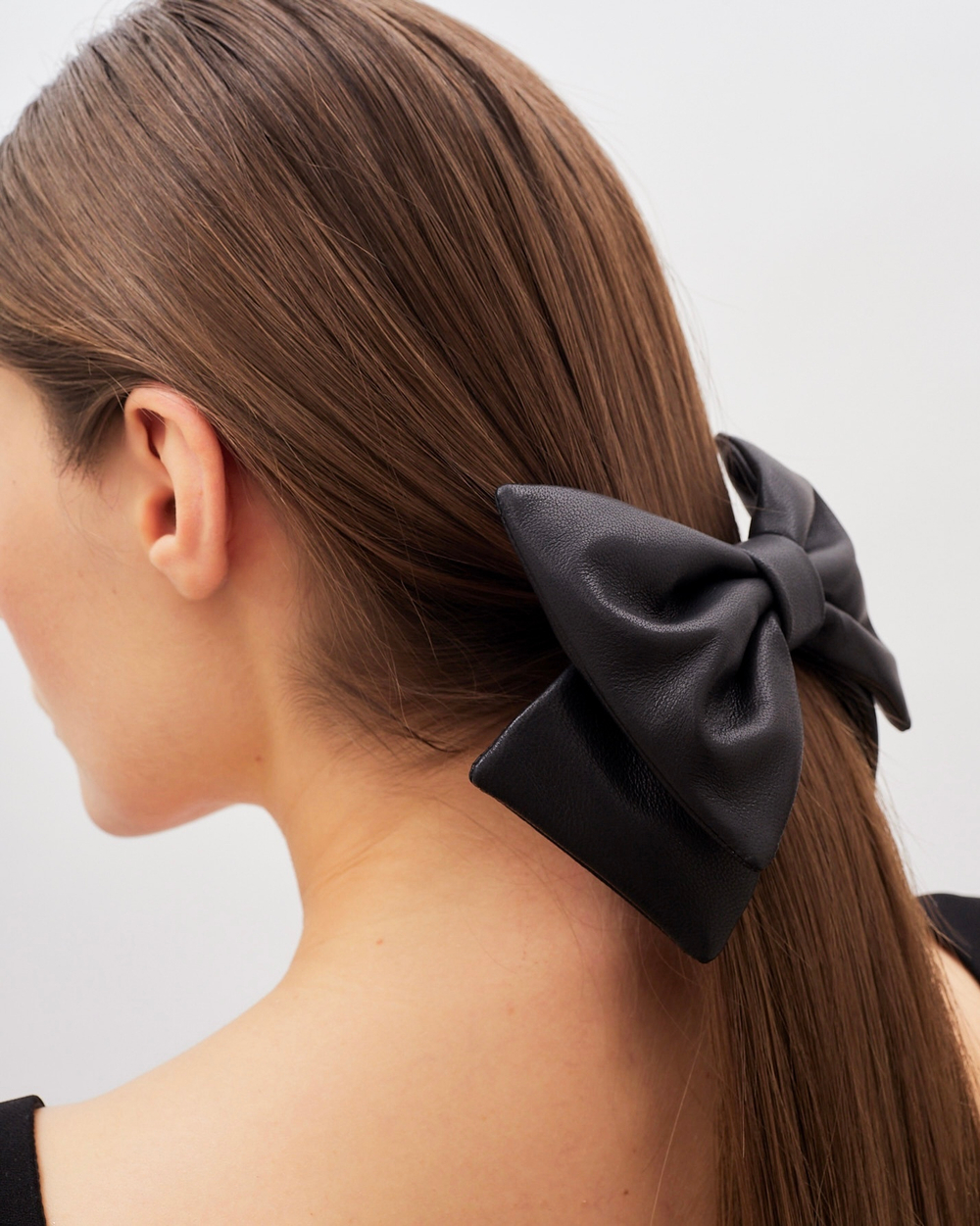 Черный бант из кожи