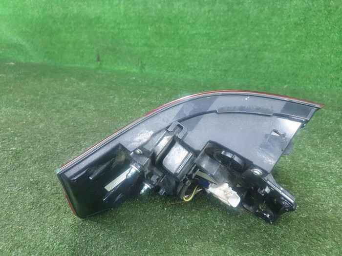 Фонарь левый внешний Toyota Land Cruiser 300 (2021-н.в.)