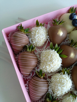 Клубника в шоколаде с декором из голубики