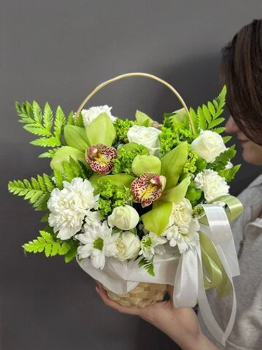 Авторская корзина с фисташковыми орхидеями