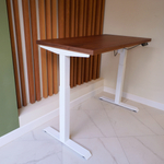 Регулируемый компьютерный стол Motor UP с регулировкой по высоте — столешница МДФ американский орех