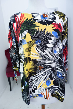 Блузка яркая и приятная к телу, маркировка 44+6, на 50 размер