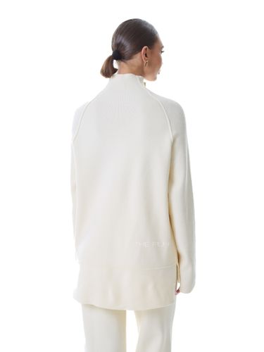 Трикотажный костюм с брюками молочного цвета