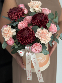 Изысканное сочетание хризантем Бигуди, диантусов, кустовых пионовидных роз и эвкалипта в композиции от Флора Маркет