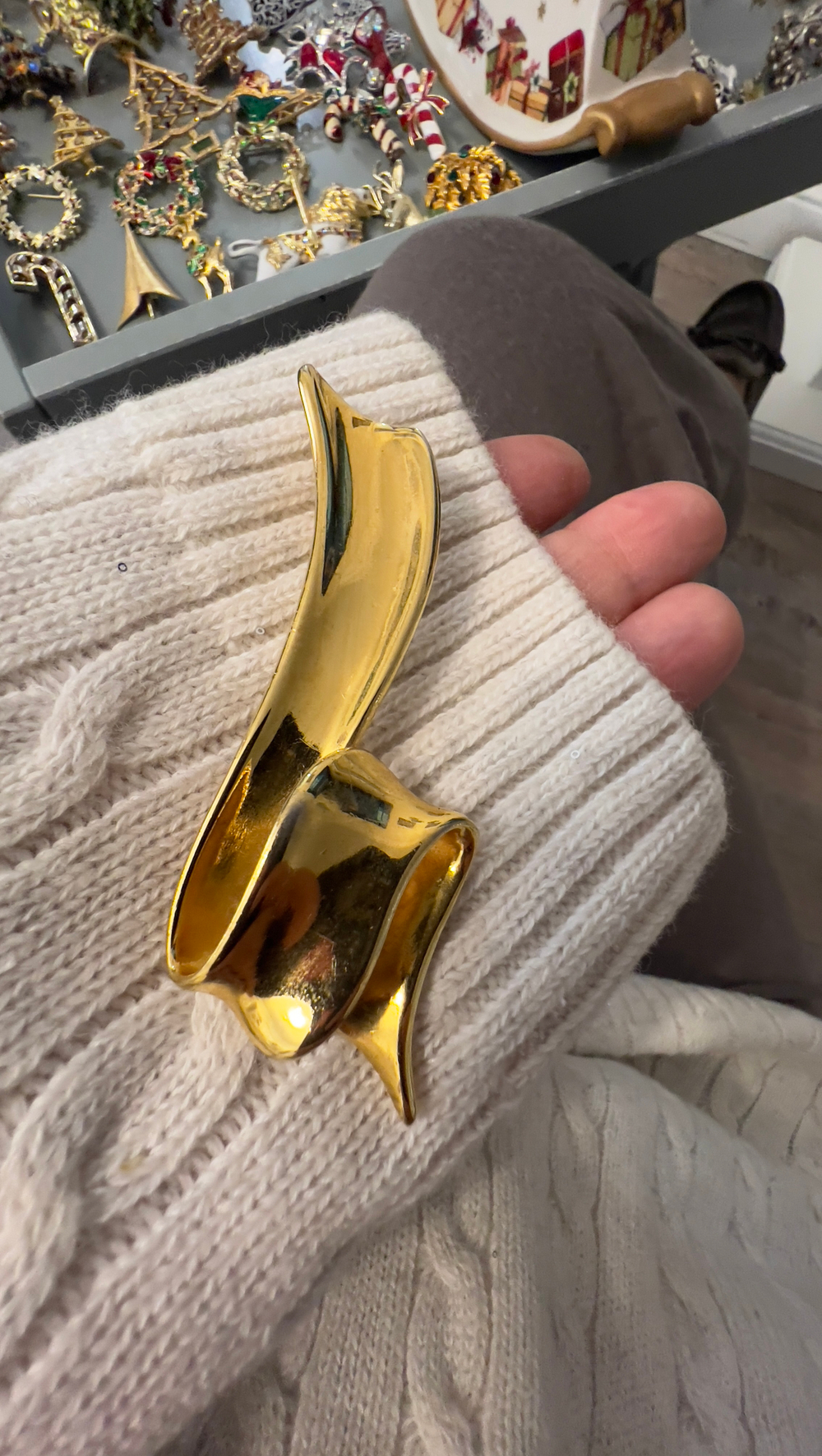 Крупная брошь лента