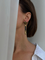 Серьги пусеты из каучука и гематита. Оттенок черный и золото антик.