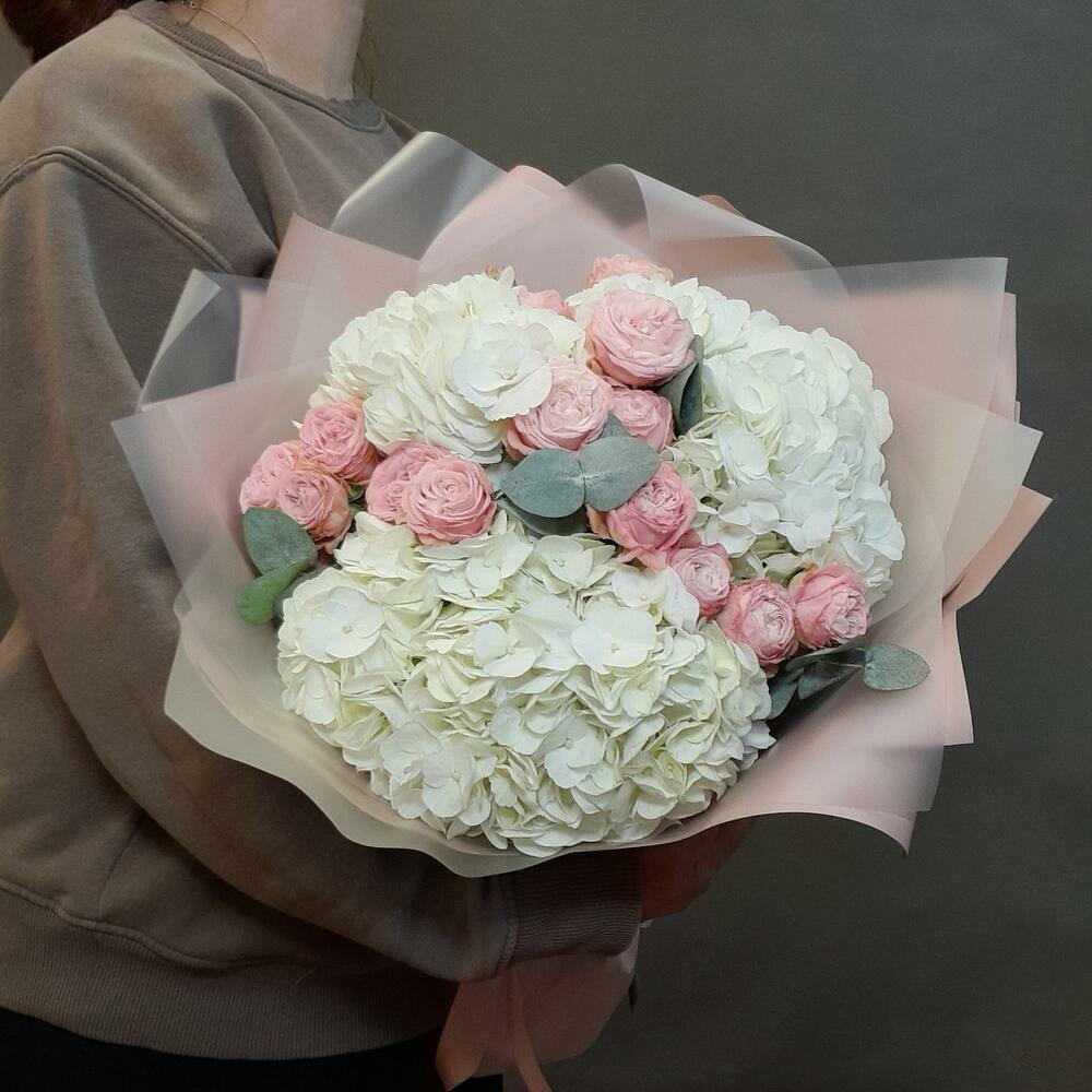 Букет из гортензий и пионовидных кустовых роз с эвкалиптом ПРЕДЗАКАЗ