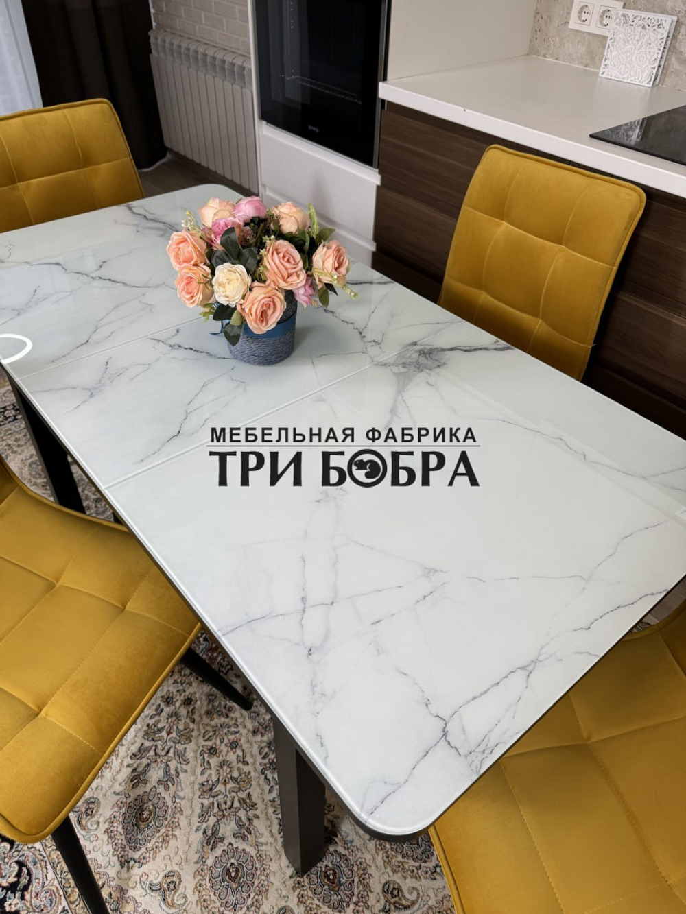 Стеклянный раздвижной стол "Итальянский мрамор" и стулья "ГУЧИ" желтый