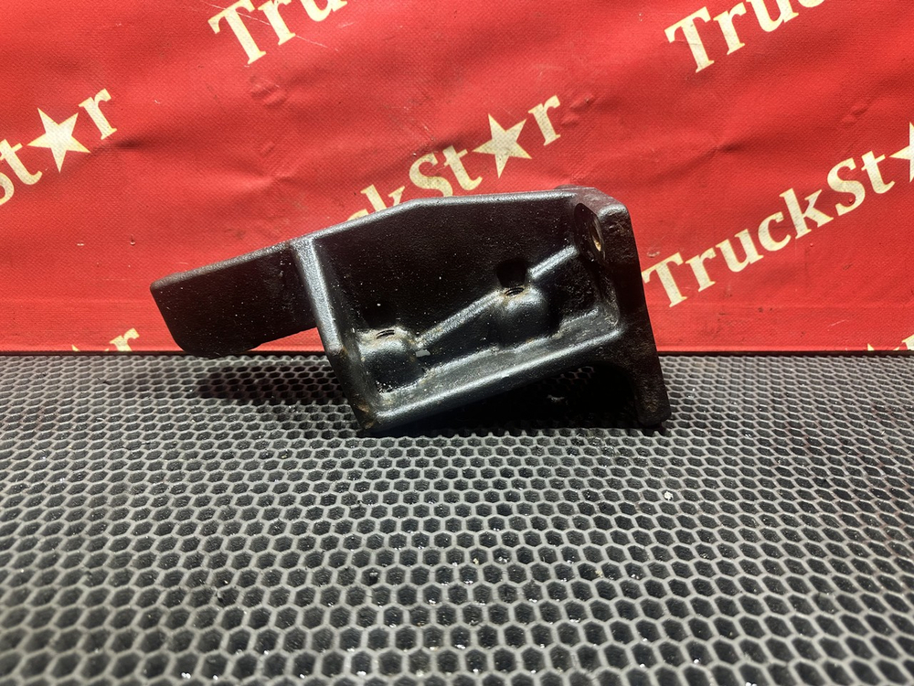 Кронштейн бампера переднего правый