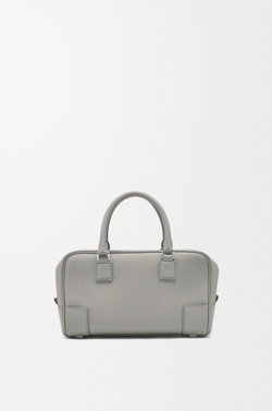 Loewe Сумка Amazona 23 из мягкой зернистой телячьей кожи, жемчужно-серый