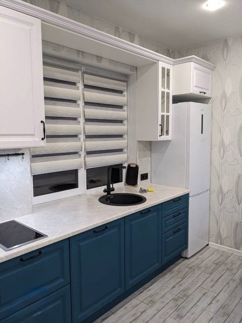 Компактная кухня - Классика в бело-синих тонах