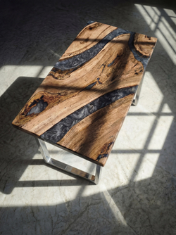 Стол из ореха с эпоксидной смолой