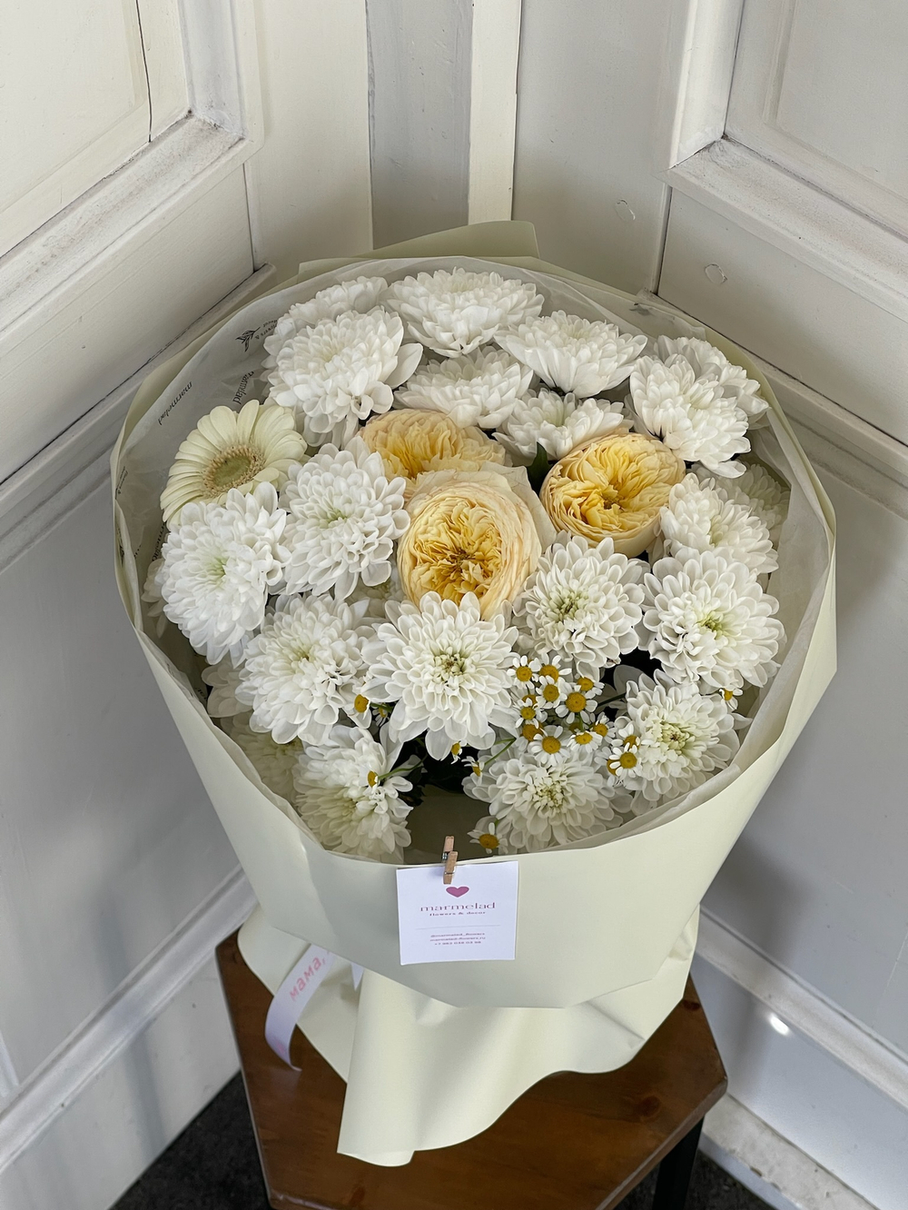 Букет из хризантемы, кустовой пионовидной розы, минигерберы и ромашки