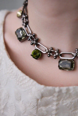 Колье геометрия с кристаллами серого, зеленого, желтого и оттенка хаки, оттенок графит