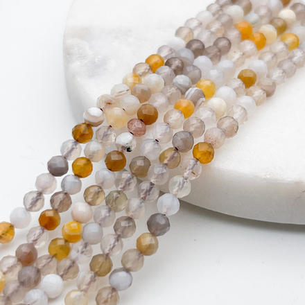 Агат граненый бусины, диаметр около 3,8-4 мм, цена за отрезок 19 см (1/2 нити)