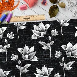 Ткань атлас скульптура цветов на чёрном фоне с надписями