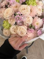 Букет из кустовой пионовидной розы, маттиолы и диантусов