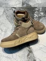 UGG