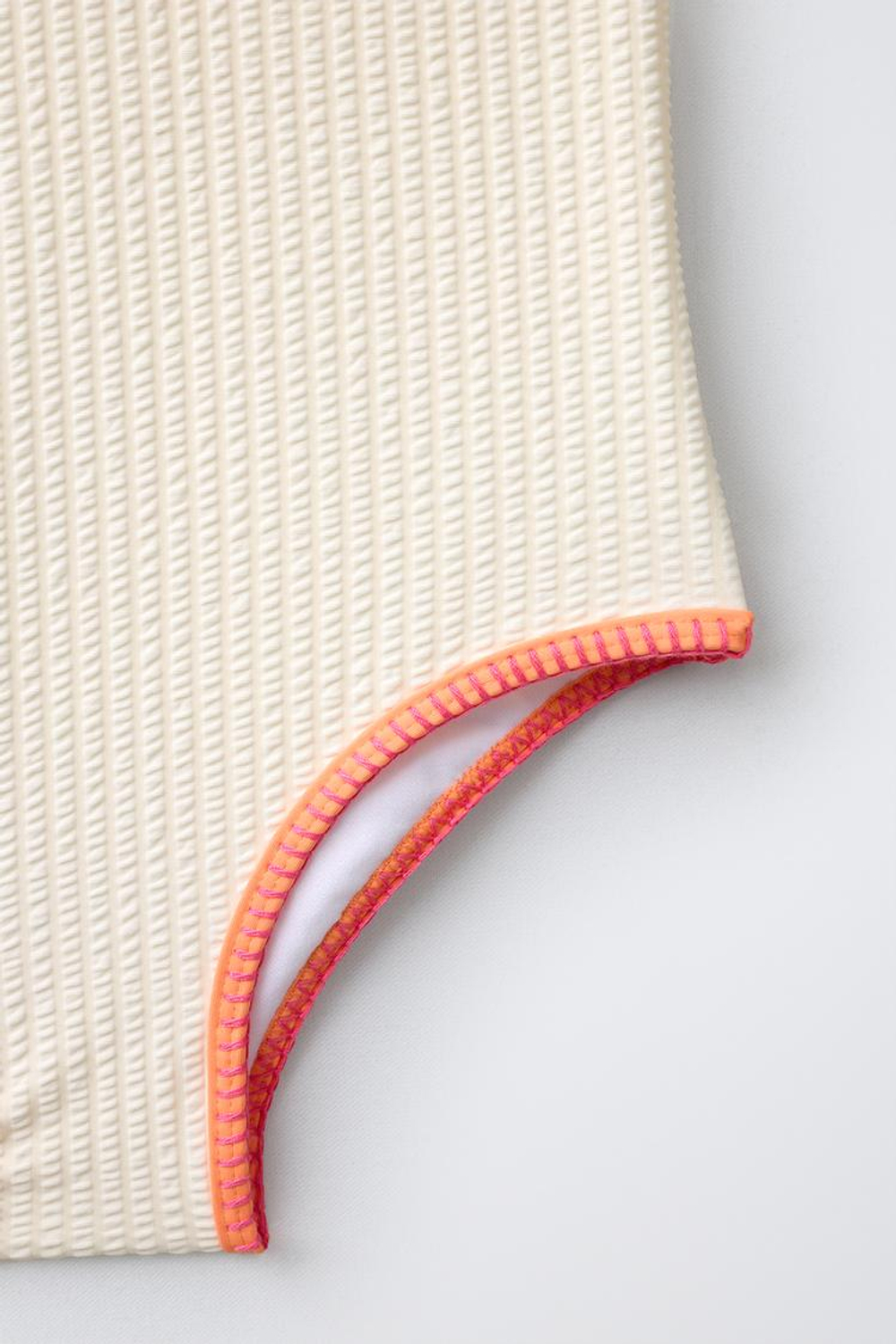 ZARA КУПАЛЬНИК ИЗ ЖАТОЙ ТКАНИ С КОНТРАСТНОЙ ОТДЕЛКОЙ, ЭКРЮ