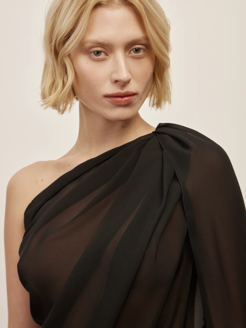 Топ на одно плечо Asymmetry