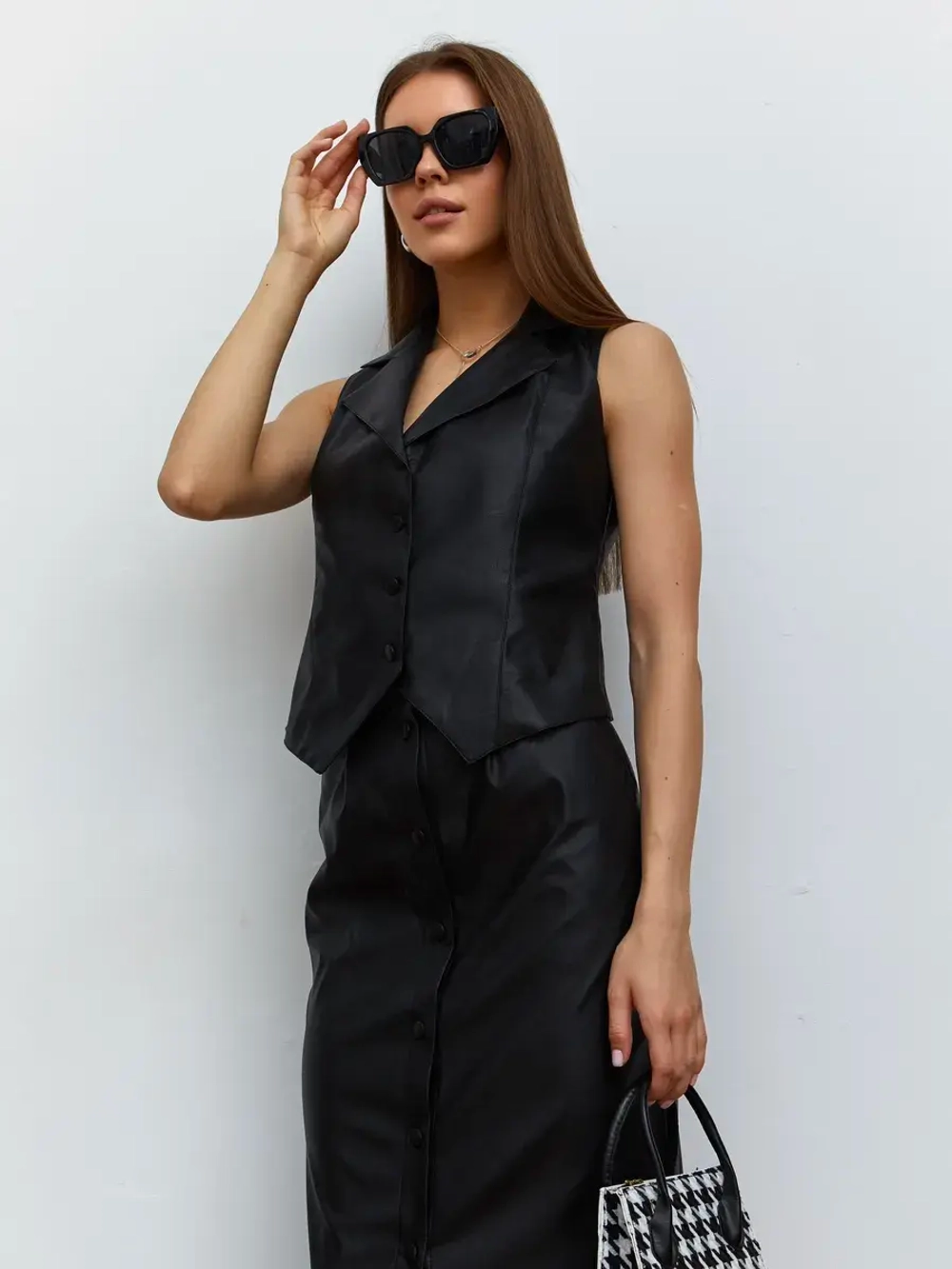 Жилет кожаный офисный