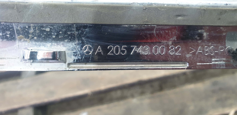 Молдинг крышки багажника Mercedes C (W205) 14-21 Б/У Оригинал A2057430082