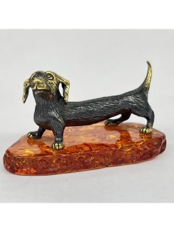 Бронзовая статуэтка на янтаре