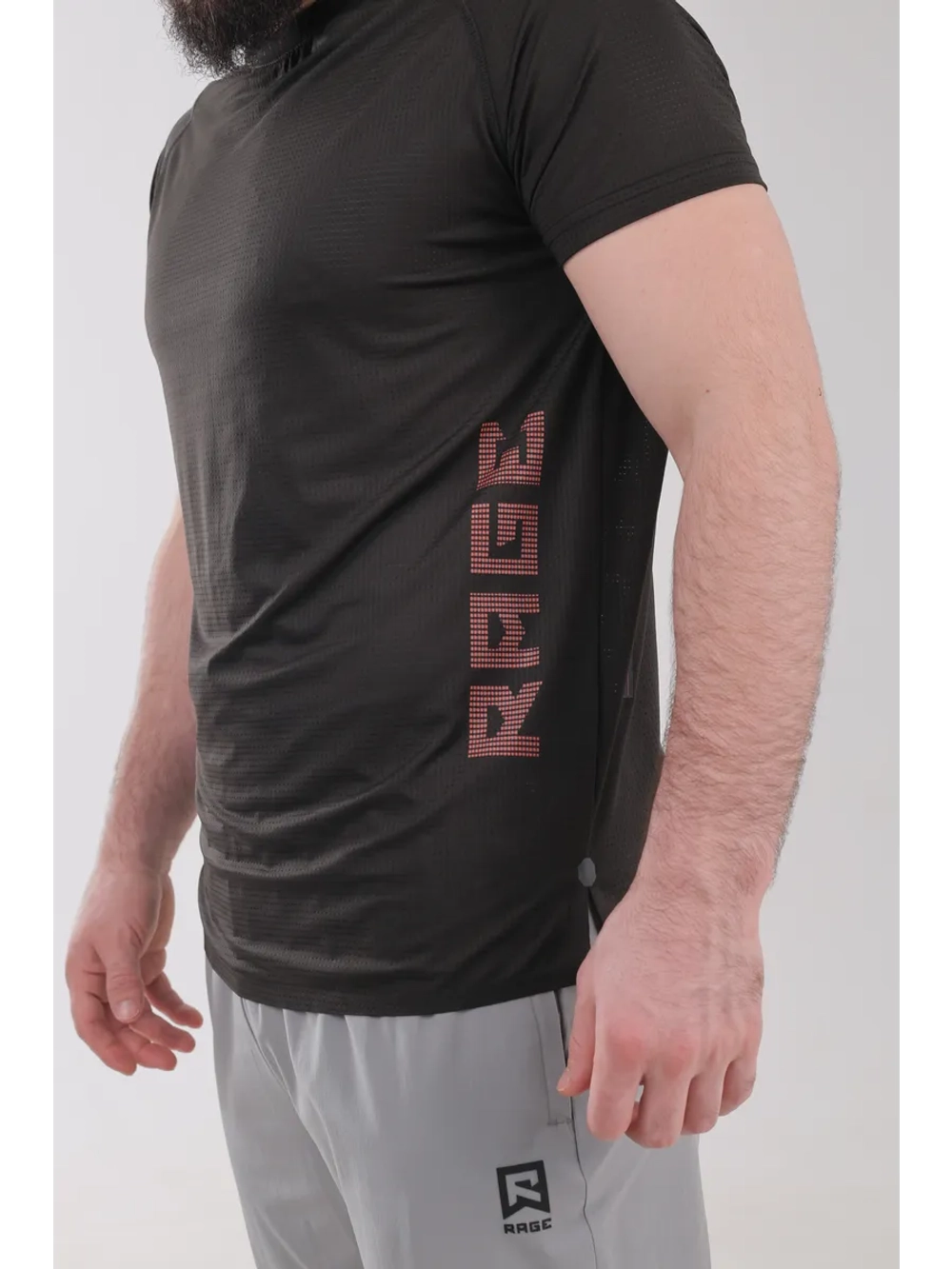 Спортивная футболка с перфорацией