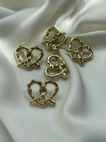 Пуговицы золотистые крендельки-сердечки со стразами