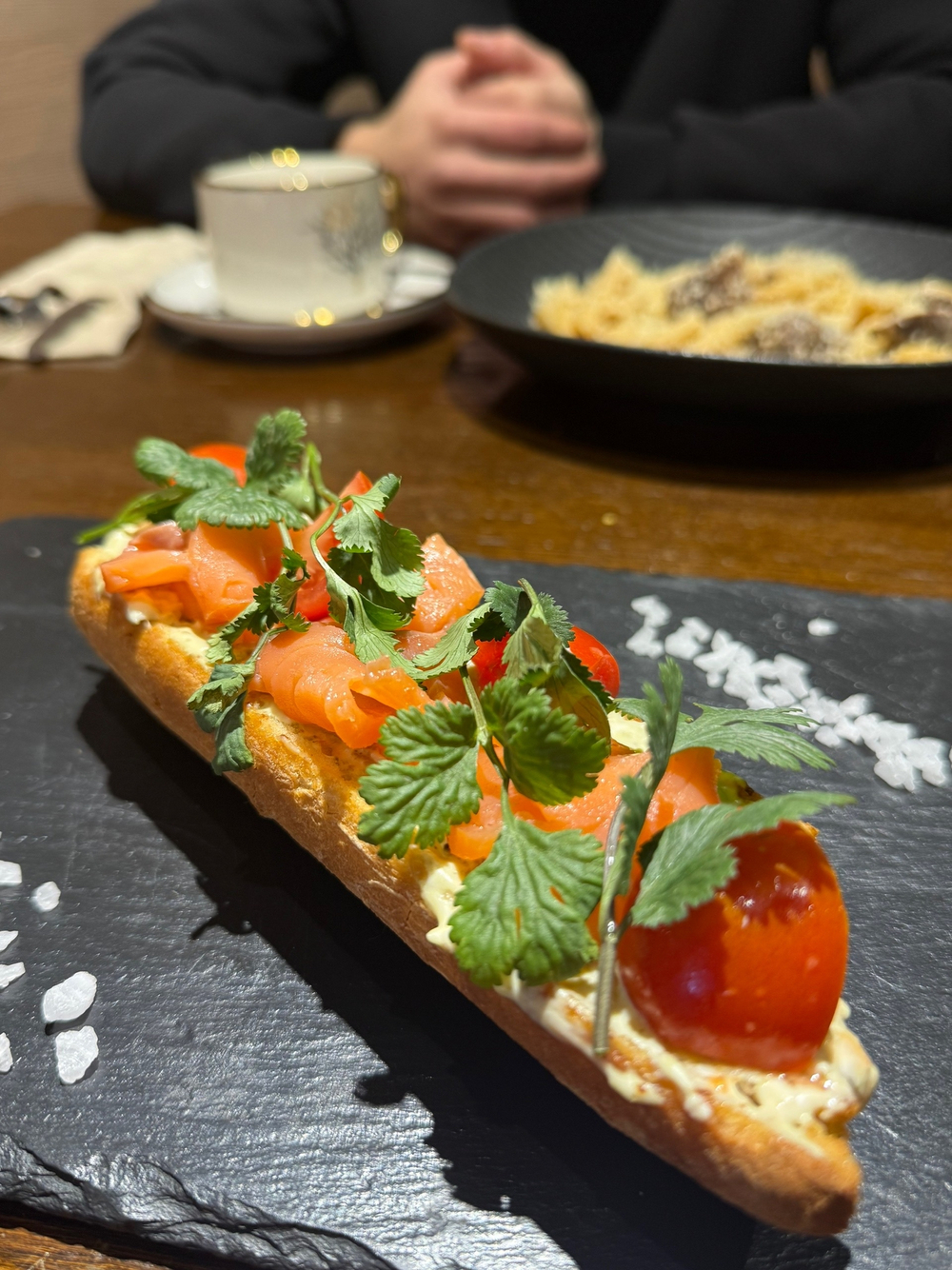 Брускетта с копченой семгой, творожным сыром и песто