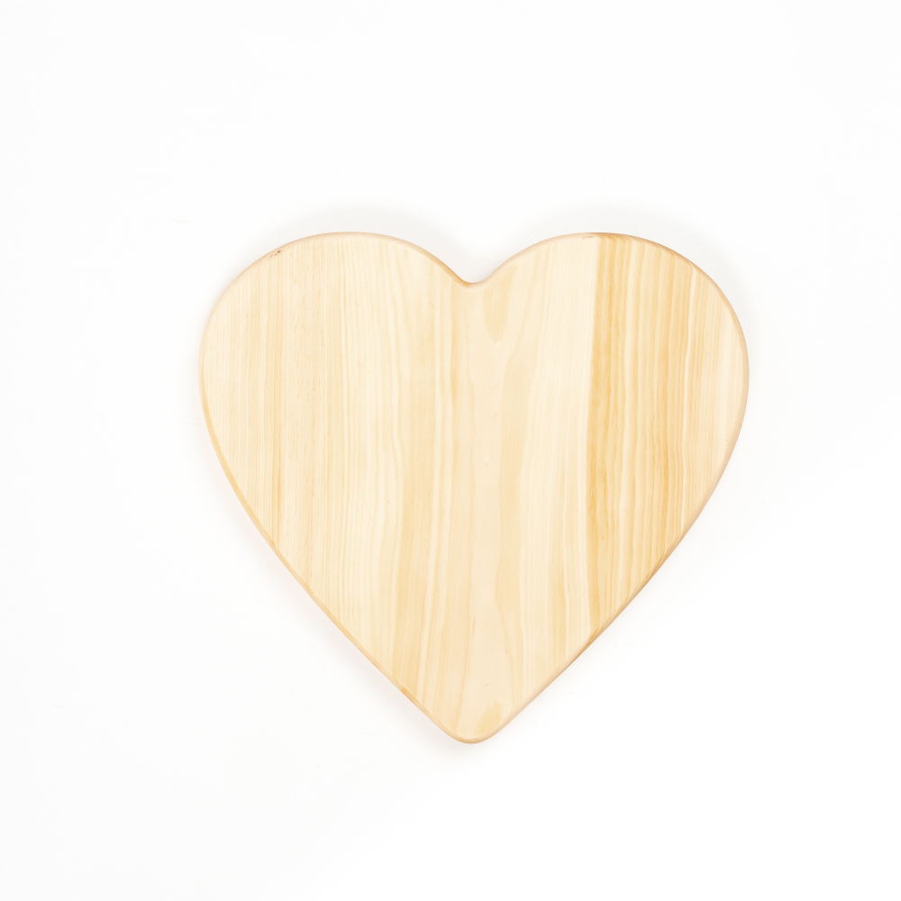 Деревянная менажница из кедра с эпоксидной смолой "Сердце"