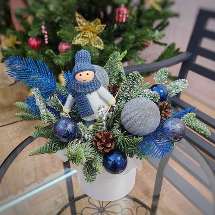 Новогодняя композиция в шляпной коробке