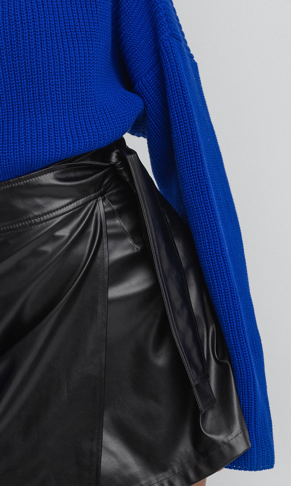 Юбка-баска из глянцевой экокожи