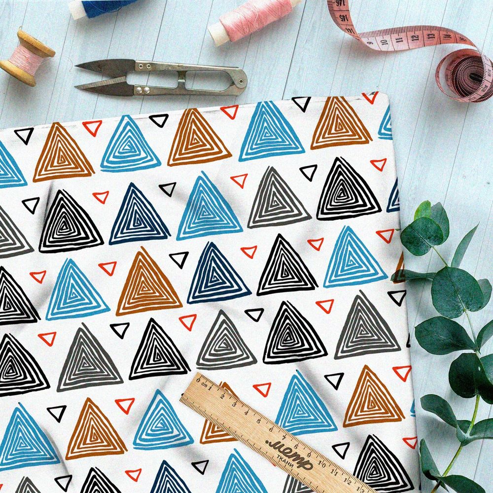 Ткань дюспо разноцветные треугольники на белом фоне