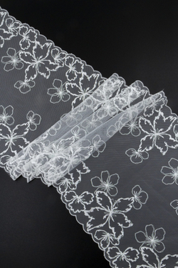 Вышивка на сетке экрю с легким люрексом неэластичная ширина 22 см