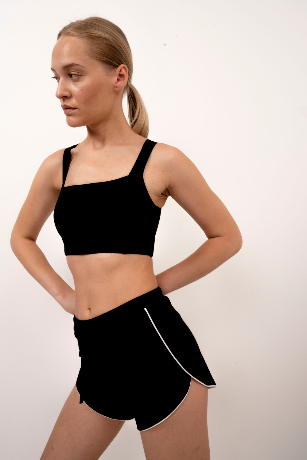 Мини-шорты с контрастным кантом